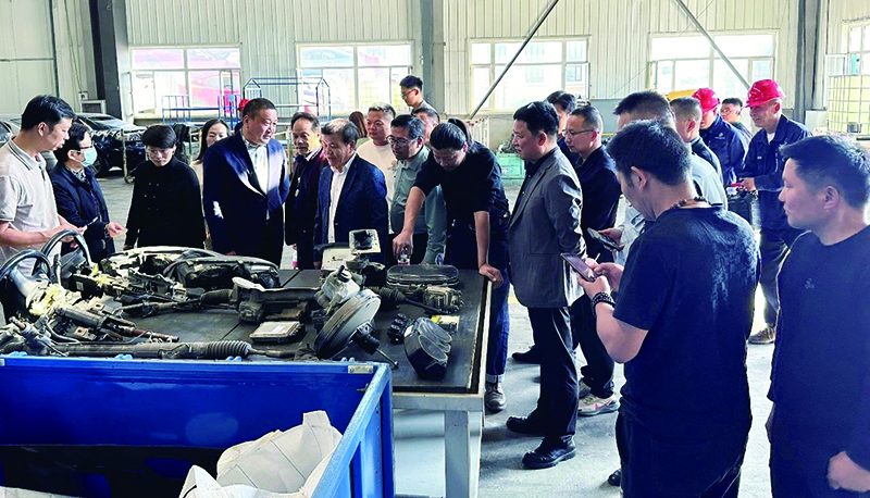 二題圖走進(jìn)企業(yè)參觀