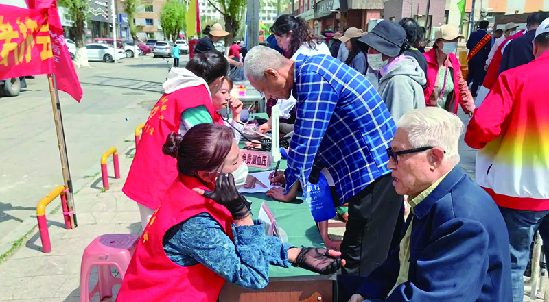 光明街道開展“雷鋒·紅”幸福大集活動(dòng)