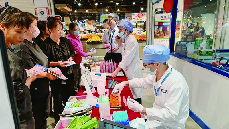 檢測(cè)人員對(duì)消費(fèi)者購(gòu)買(mǎi)的食品現(xiàn)場(chǎng)進(jìn)行快速檢測(cè)