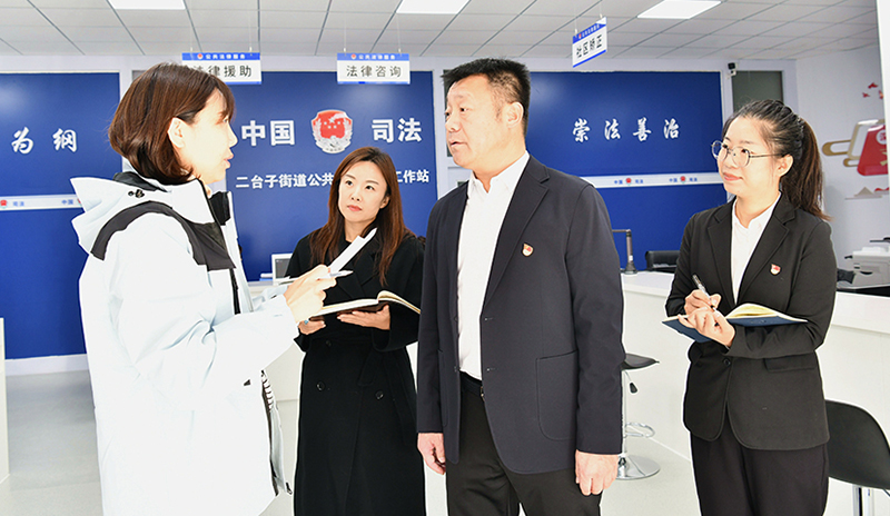 大東區(qū)司法局黨組書記、局長安宏陽（左三）向記者介紹司法所工作情況