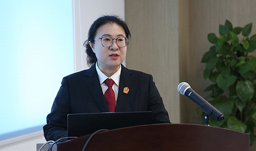 沈陽鐵路運輸中級法院審判監(jiān)督庭法官王巽在匯報課題