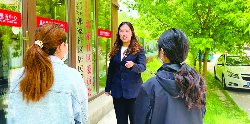 李媛（中）給社區(qū)居民普法。
