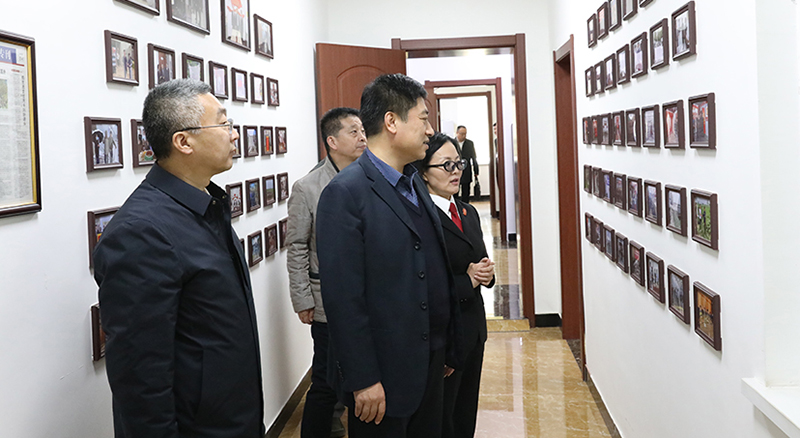 王興奎（中）在盤(pán)山縣人民法院高升人民法庭調(diào)研