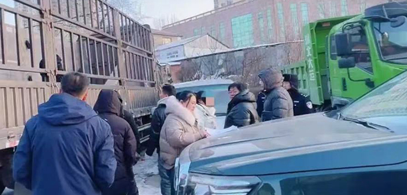 執(zhí)行干警找到被執(zhí)行人隱匿的車輛并查扣。