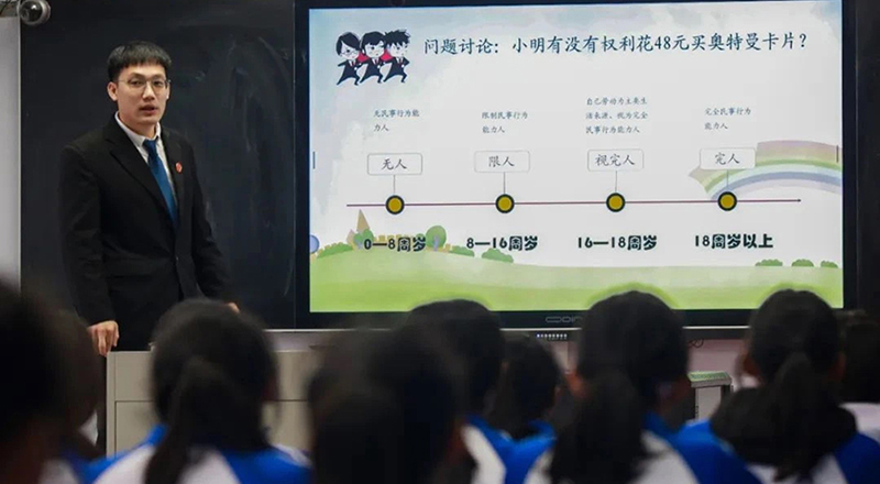 法官助理王海銘以“與法同行 向陽(yáng)發(fā)展”為主題為同學(xué)們普及法律知識(shí)。