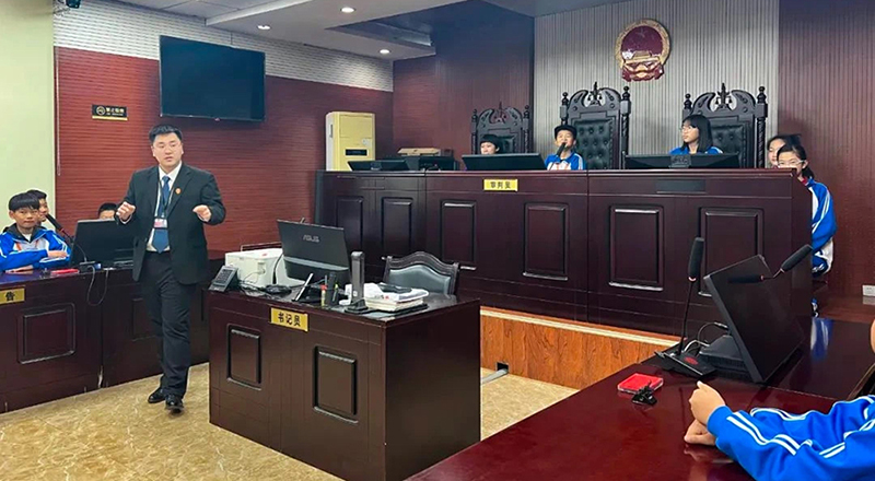 高升人民法庭為同學(xué)舉辦少年模擬法庭，讓同學(xué)們身臨其境的感受法治教育。