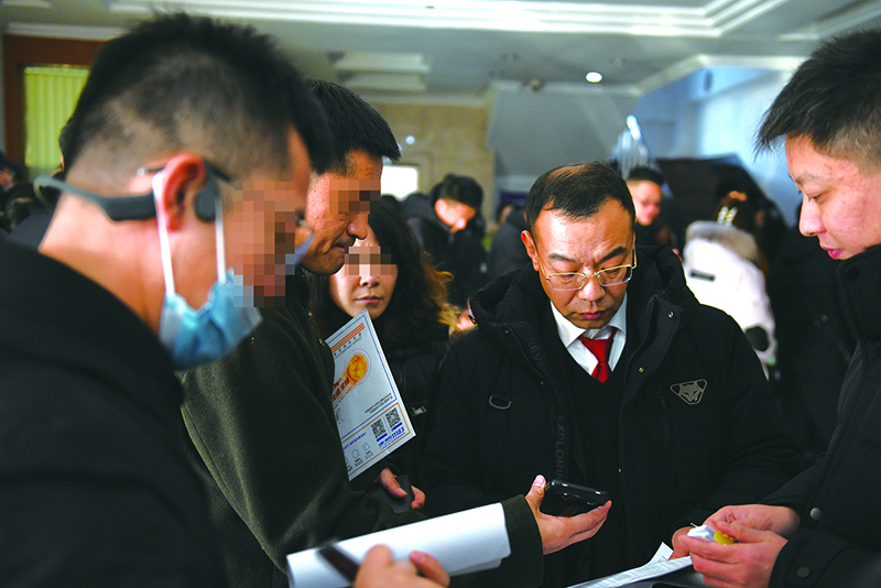 主辦法官（右二）為受害群眾現(xiàn)場(chǎng)宣講流程及注意事項(xiàng)