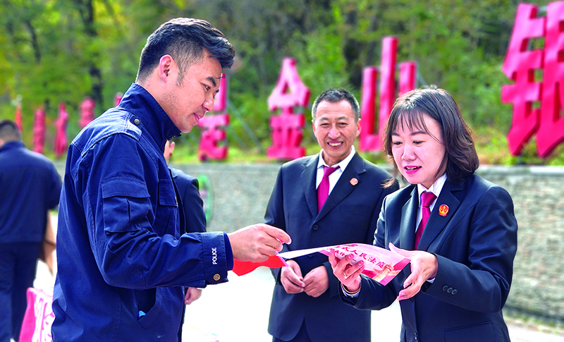 桓仁縣法院桓仁法庭“十一”黃金周期間到景區(qū)向游客進行普法宣傳