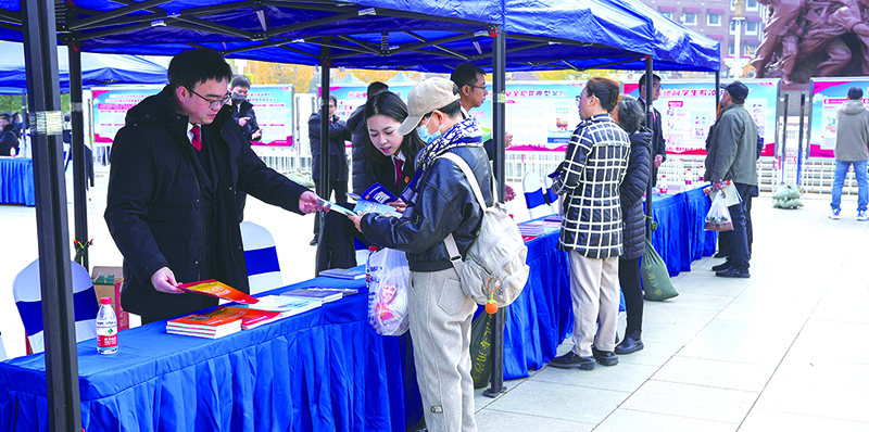 2024年10月，沈陽中山廣場上，8塊大型宣傳展板圖文并茂地展示著沈陽法院持續(xù)優(yōu)化法治化營商環(huán)境的舉措和成效