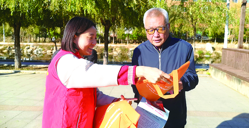 徐賀向市民發(fā)放普法宣傳冊(cè)