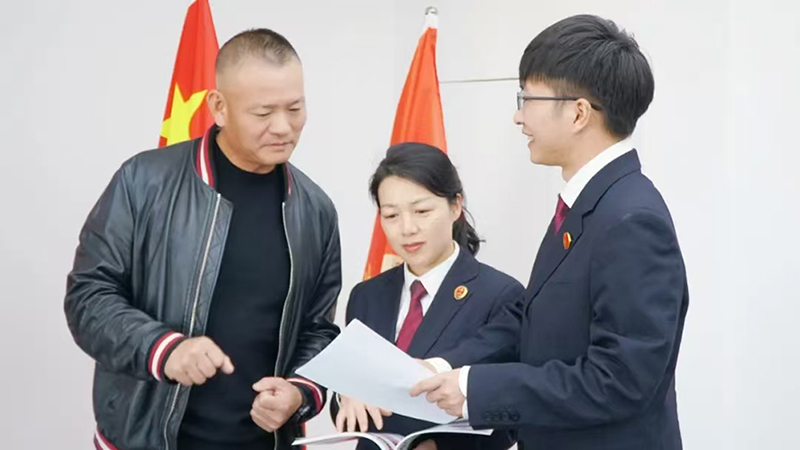 頭題主稿配圖，檢察官向企業(yè)經(jīng)營者進(jìn)行法律宣講