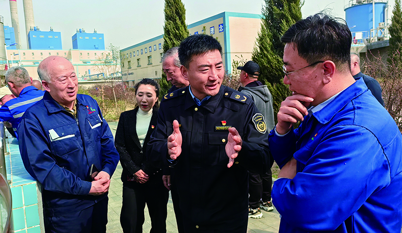 沈陽市生態(tài)環(huán)境保護綜合行政執(zhí)法隊黨委書記王永峰親切為居民代表、營商環(huán)境監(jiān)督員等人講解環(huán)保知識
