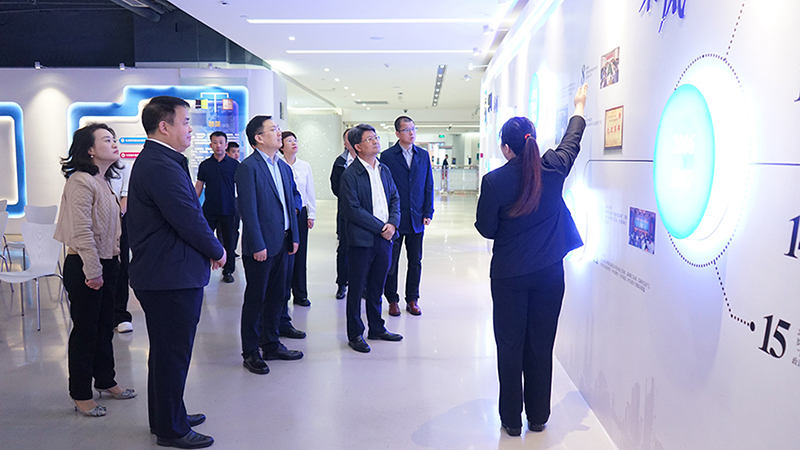 調(diào)研組了解深圳中院自主研發(fā)的人工智能輔助審判系統(tǒng)