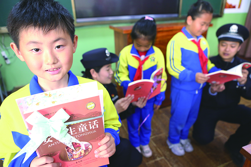 學(xué)雷鋒紀(jì)念日到來之際，本溪市橋北工業(yè)園分局北臺(tái)派出所民警本溪市橋北工業(yè)園分局北臺(tái)派出所民警走進(jìn)校園開展關(guān)愛留守兒童活動(dòng)