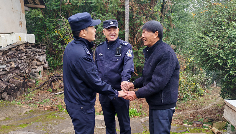 安志（左一）和楊益慰問轄區(qū)孤寡老人。