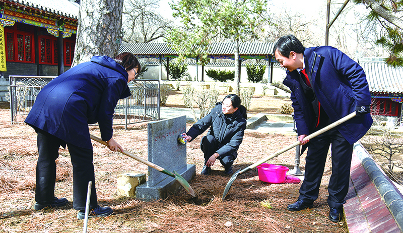 庭長賈宏斌（右一）、副庭長史致鶴（左一）、法官助理李元旬為古樹填土澆水