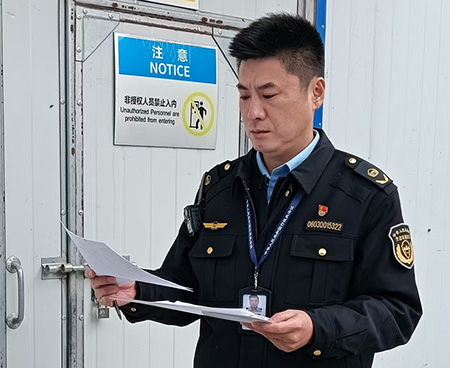 周瑞軒在涉及危險廢物產生企業(yè)現(xiàn)場檢查。