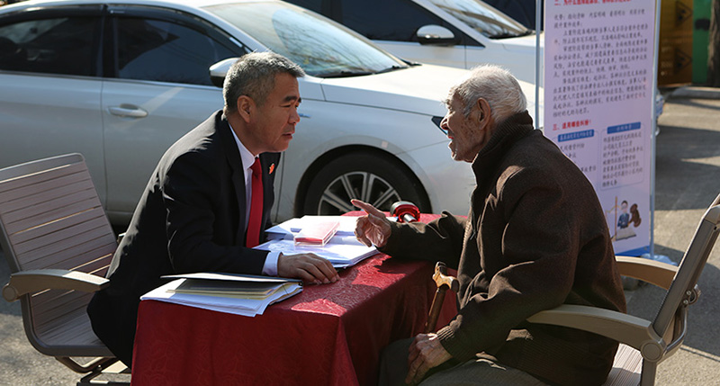 唐彤耐心地為王某講解