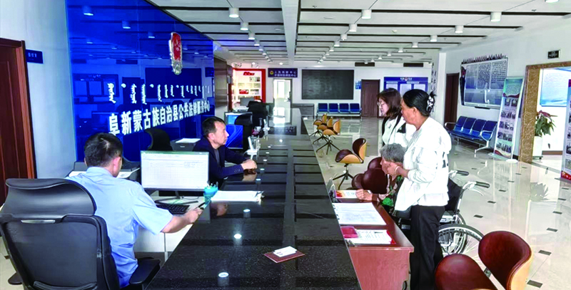 公共法律服務中心窗口工作人員在調(diào)解贍養(yǎng)糾紛