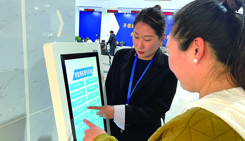 (老邊)百姓正在綜治中心排隊(duì)取號