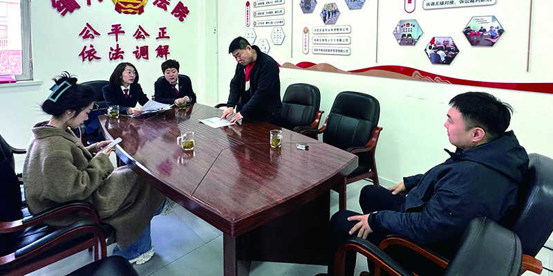 （細(xì)河）法院工作人員在綜治中心為百姓調(diào)解矛盾糾紛