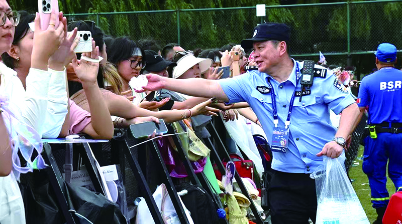 玫瑰音樂節(jié)上民警發(fā)冰塊。郝洪偉 攝