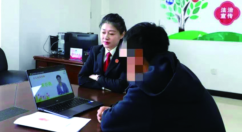 （教育指導(dǎo)令）法官王麗媛陪同當(dāng)事人觀看教育短片