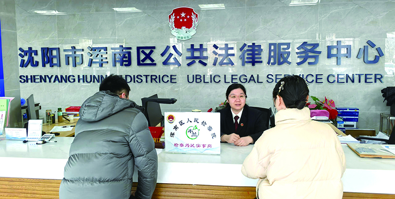 窗口工作人員為來訪群眾解答問題