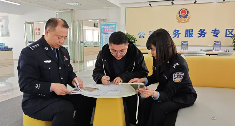 頭題圖：民警程培龍（ 左）、輔警陳佳麗 （右）正在為群眾辦理業(yè)務(wù)