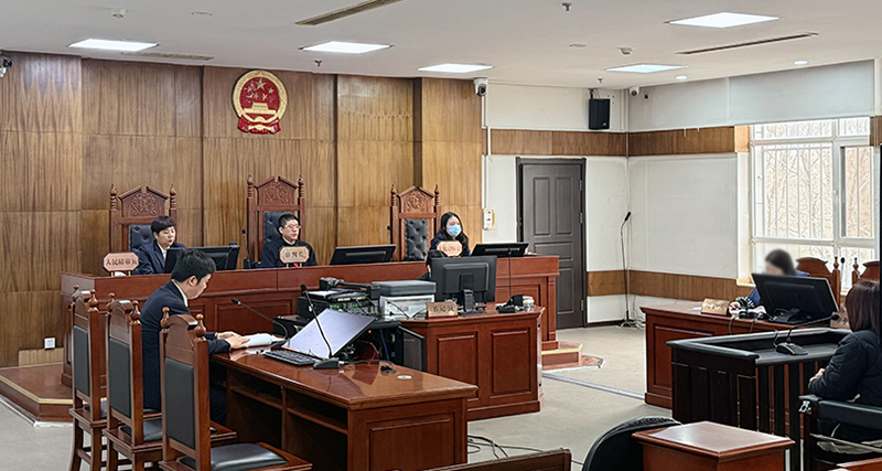 于洪區(qū)法院公開審理銷售有毒、有害食品案件的庭審現(xiàn)場