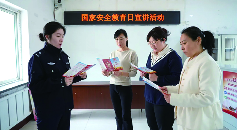撫順第二監(jiān)獄組織民警走進(jìn)社區(qū)開展宣講活動。