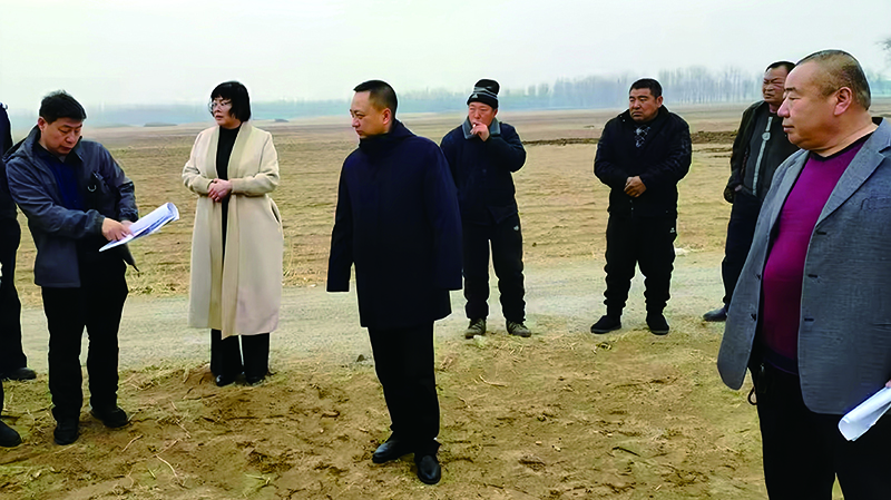 翟星星（中）會同執(zhí)行團隊在調(diào)解中