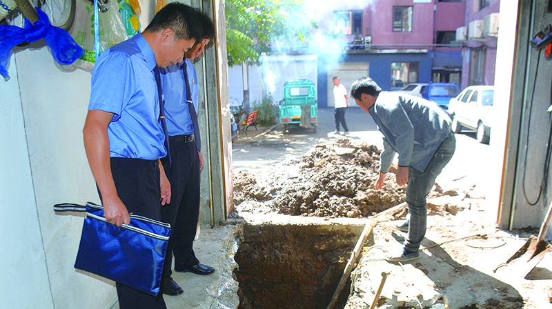 檢察干警在施工現(xiàn)場監(jiān)督