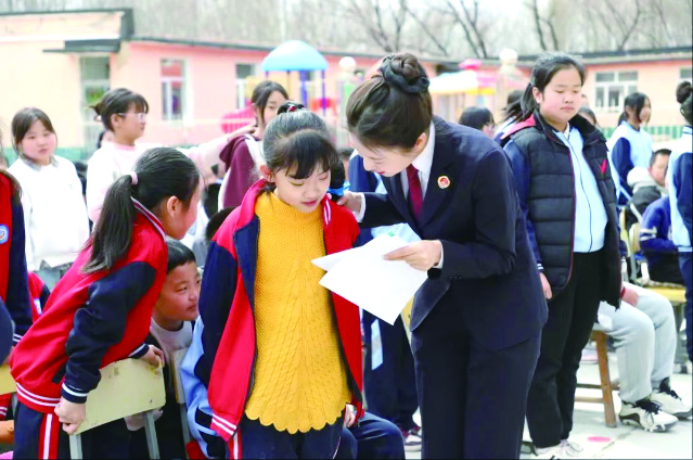 邊條片，未檢團(tuán)隊(duì)檢察官正在普法