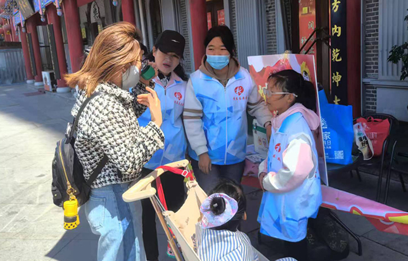 志愿者們?yōu)閬?lái)丹東的游客服務(wù)