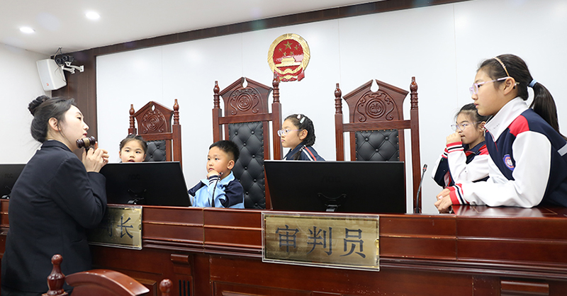 遼河人民法院開展法院開放日活動，圖為干警講解法槌的含義  攝影：王?，? style=