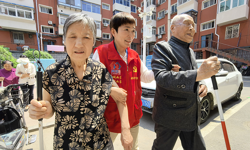 備選0社區(qū)黨委書記王淑清送盲人回家1