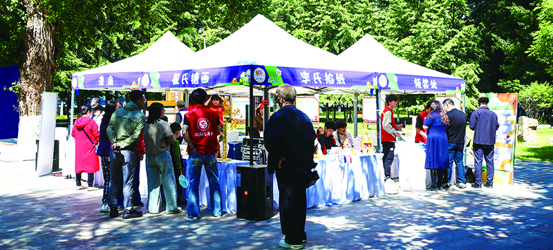 在沈陽市法治公益游園會現(xiàn)場，市民積極參與活動