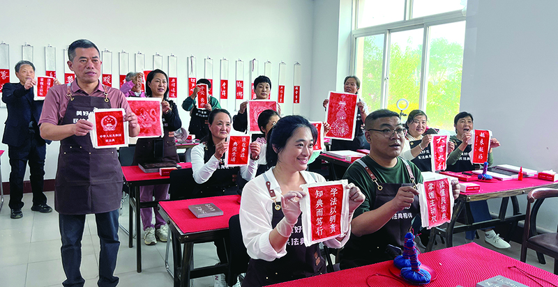 盤錦市雙臺子區(qū)雙盛街道常家村村民將民法典知識用非遺金石傳拓結(jié)合