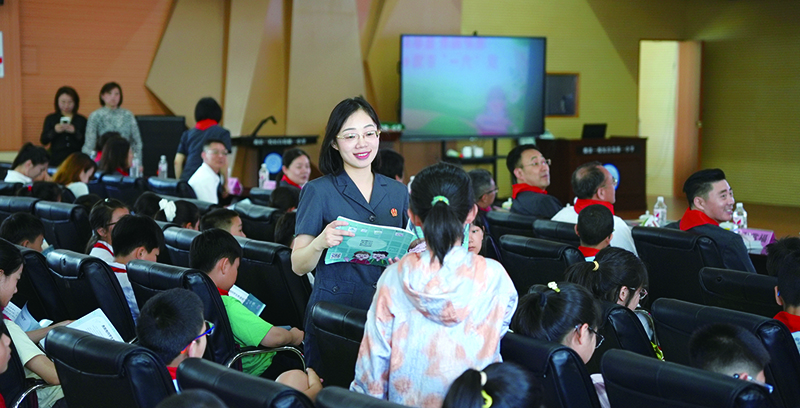 沈陽中院少年及家事案件審判庭法官助理何燕結(jié)合公益繪本為孩子普法
