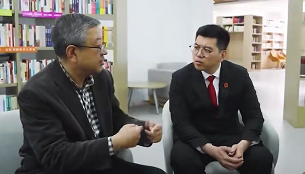 王躍龍（中）向課題導(dǎo)師請教交流