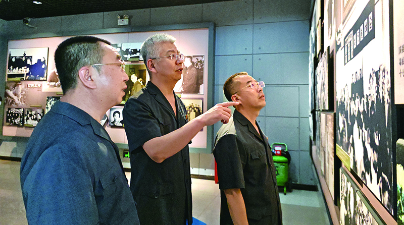 2參觀人員在歷史照片墻前感慨萬分