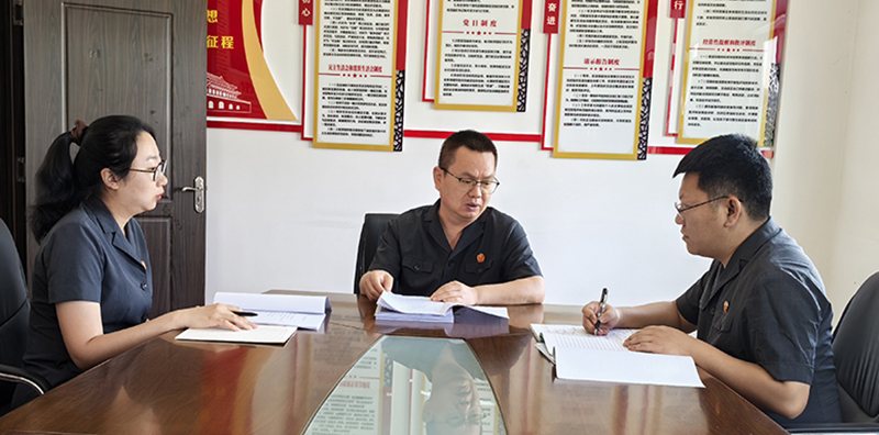 趙建峰（中）與法官助理、書記員研討案情