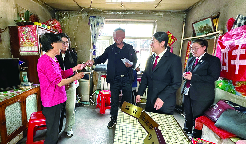 庭審后，賈某（左一）當(dāng)場履行賠償