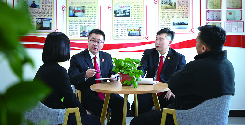 千山法院甘泉法庭法官對(duì)當(dāng)事人進(jìn)行調(diào)解