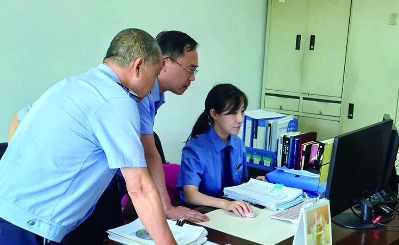 檢察干警正在應用模型研究案情