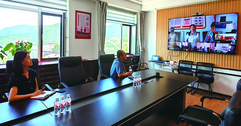 記者現(xiàn)場(chǎng)感受視頻會(huì)議系統(tǒng)的功能。