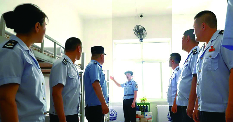 二題圖，稅務(wù)干部實地參觀罪犯監(jiān)舍。