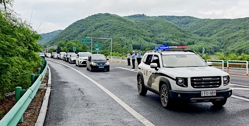 150余臺被困車輛排成長龍，跟著閃爍的警燈回家1
