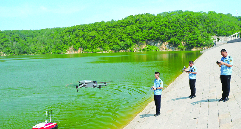 執(zhí)法人員使用無(wú)人船、無(wú)人機(jī)對(duì)水庫(kù)開(kāi)展巡查